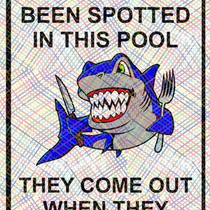Puede incluir: Un cartel de advertencia humorístico con un tiburón de dibujos animados sosteniendo un cuchillo y un tenedor. El cartel dice "Se han visto tiburones en esta piscina. Salen cuando huelen pis."