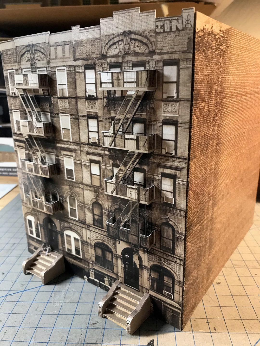 洋書 Art & Place: Site-Specific Art 96/98 St. Marks Pl., NYC, (HO), (1:87) Scale Model Kit