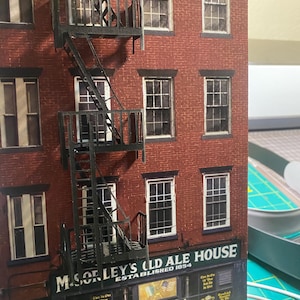 Oスケール（1:48）マクソーリーズ・オールド・エールハウス・ビルディング - デラックスモデルキット - 新発売!!