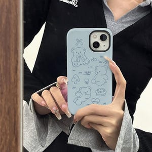 Niebieskie słodkie etui na telefon z kreskówkowym misiem, pasujące do iPhone'a 16 15 14 13 12 Pro, smukłe, wytrzymałe etui na telefon, etui na telefon z dziewczynką, etui na telefon z rysunkiem linii