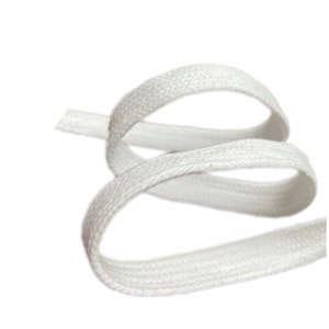 Pu&ograve; includere: Un cordoncino di cotone bianco, un tipo di bordura piatta intrecciata, &egrave; mostrato in un'immagine ravvicinata. Il cordoncino &egrave; piegato e attorcigliato, mostrando la sua trama e la sua tessitura.