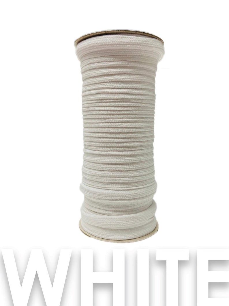 Pu&ograve; includere: Un rotolo di cordoncino di cotone bianco, avvolto saldamente ed &egrave; pronto per essere utilizzato in progetti di artigianato.