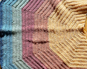 Babydecke kleine Regenbogen Boho Häkeldecke