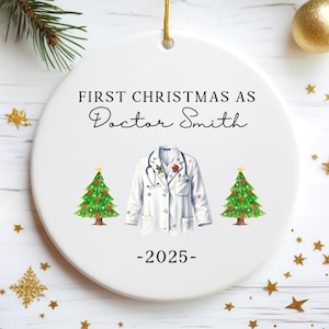 Primo Natale personalizzato con il nome del medico, regalo di ornamento medico personalizzato per medico, regalo di laurea per neolaureati, cerimonia del camice bianco