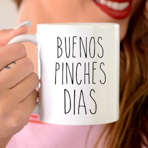 Regalo divertido de taza en español, Buenos Pinches Días, Para Abuela, Mamá Regalo, Buenos Días, Humor Sarcástico en Español, Hispano Latino, Chiste de Compañero de Trabajo