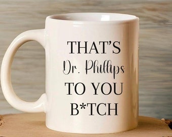 That's Dr To You B*tch, Tazza da caffè personalizzata divertente per dottore, Regalo per neo-dottore, Regalo di laurea personalizzato per studenti di medicina, Cerimonia del camice bianco
