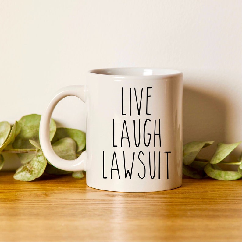 Live Laugh Demanda, Taza de abogado, Copa de abogado de defensa, Graduación de la facultad de derecho, Regalo de estudiante de derecho divertido, Taza de compañero de trabajo, Decoración de oficina de abogado imagen 1