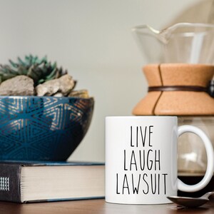 Live Laugh Demanda, Taza de abogado, Copa de abogado de defensa, Graduación de la facultad de derecho, Regalo de estudiante de derecho divertido, Taza de compañero de trabajo, Decoración de oficina de abogado imagen 2