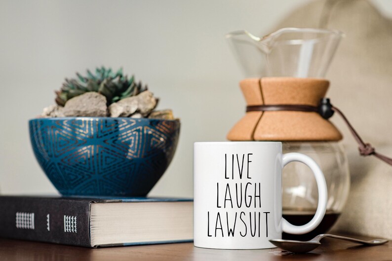 Live Laugh Demanda, Taza de abogado, Copa de abogado de defensa, Graduación de la facultad de derecho, Regalo de estudiante de derecho divertido, Taza de compañero de trabajo, Decoración de oficina de abogado imagen 2