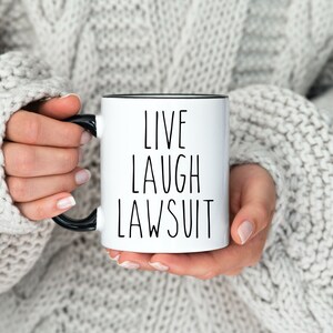 Live Laugh Demanda, Taza de abogado, Copa de abogado de defensa, Graduación de la facultad de derecho, Regalo de estudiante de derecho divertido, Taza de compañero de trabajo, Decoración de oficina de abogado imagen 4