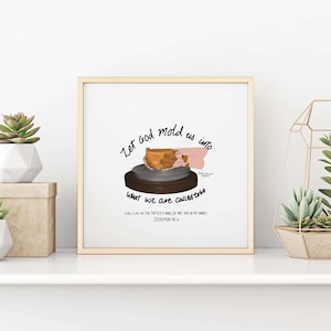 Puede incluir: Una impresión enmarcada con el texto "Let God mold us into what we are called to be." La obra de arte representa las manos de un alfarero dando forma a la arcilla en una rueda. También se incluye la cita "Como el barro en manos del alfarero, así sois vosotros en mis manos. Jeremías 18:6".