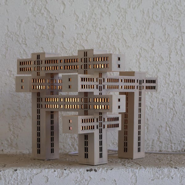 Recuerdo de arquitectura brutalista: Escultura en miniatura del Banco de Georgia
