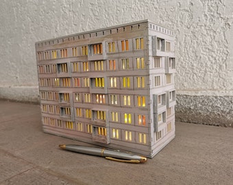 Handgefertigte Holzlampe inspiriert von Wohngebäuden aus Georgien