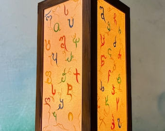georgisches Alphabet Holzlampe, dekorative Lampe, handgemalt