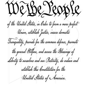 Pode incluir: Impressão a preto e branco do texto "We the People" da Constituição dos Estados Unidos. O texto está em uma fonte cursiva decorativa e inclui o preâmbulo completo.