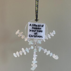 Erinnerung an einen geliebten Menschen zu Weihnachten, Cornish Sea Glass Schneeflocken, 20/30 Stücke Seeglas, Sun Catcher, Weihnachtsdekoration.