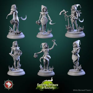 以下が含まれることがあります： ファンタジーキャラクターの6つの灰色のミニチュアフィギュアのコレクション。各フィギュアは円形の台座に立っており、バスケット、花、三日月型の刃など、さまざまなアイテムを持っています。背景は濃い緑色です。「Sprites, Slimes & Secrets」のテキストが表示されます。