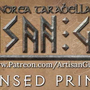 Pode incluir: Uma placa de metal com o texto "Andrea Tarabella's Artisan Guild" em uma fonte estilizada. A placa tamb&eacute;m inclui o texto "www.Patreon.com/ArtisanGuild" e "Impressora licenciada".