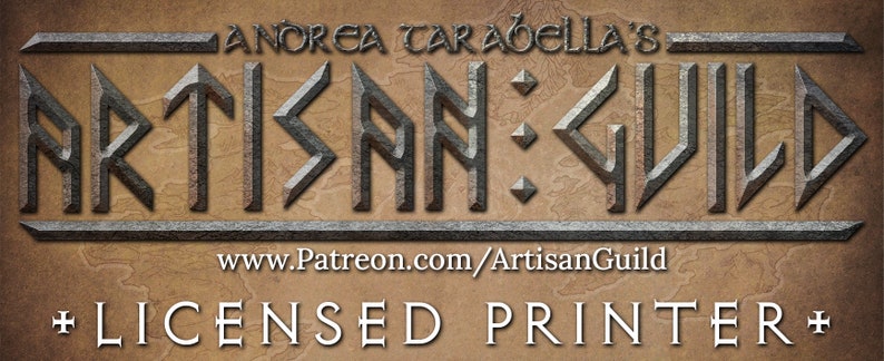 Pode incluir: Uma placa de metal com o texto "Andrea Tarabella's Artisan Guild" em uma fonte estilizada. A placa tamb&eacute;m inclui o texto "www.Patreon.com/ArtisanGuild" e "Impressora licenciada".