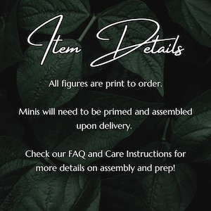 Puede incluir: Texto superpuesto sobre un fondo de hojas verdes oscuras con las palabras "Item Details" en una fuente de escritura a mano. El texto dice: "Todas las figuras se imprimen por encargo. Las miniaturas deber&aacute;n imprimarse y ensamblarse a la entrega. Consulte nuestras preguntas frecuentes e instrucciones de cuidado para obtener m&aacute;s detalles sobre el montaje y la preparaci&oacute;n!"
