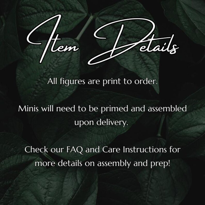 Puede incluir: Texto superpuesto sobre un fondo de hojas verdes oscuras con las palabras "Item Details" en una fuente de escritura a mano. El texto dice: "Todas las figuras se imprimen por encargo. Las miniaturas deber&aacute;n imprimarse y ensamblarse a la entrega. Consulte nuestras preguntas frecuentes e instrucciones de cuidado para obtener m&aacute;s detalles sobre el montaje y la preparaci&oacute;n!"