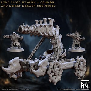 Puede incluir: Miniatura gris detallada de un arma de asedio ósea con un cañón y dos ingenieros enanos draugr. El cañón está hecho de material óseo, con un diseño de cadena y rueda. El texto en la parte superior dice "BONE SIEGE WEAPON + CANNON AND DWARF DRAUGR ENGINEERS."