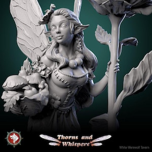 Op de afbeelding: Een gedetailleerd, wit 3D-geprint beeldje van een fee met vleugels, die een bloemstelen vasthoudt. De fee heeft lang haar, een jurk en een ketting van bessen. De bloem heeft een grote bloesem en bladeren. Het beeldje is getiteld "Thorns and Whispers" en is van White Werewolf Tavern.