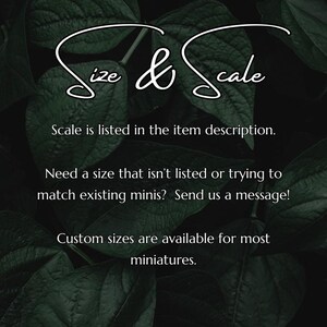 Puede incluir: Texto sobre un fondo de hojas verdes oscuras que dice "Size & Scale". El texto debajo dice "La escala se indica en la descripci&oacute;n del art&iacute;culo. &iquest;Necesitas un tama&ntilde;o que no est&eacute; listado o est&aacute;s intentando hacer coincidir miniaturas existentes? &iexcl;Env&iacute;anos un mensaje! Los tama&ntilde;os personalizados est&aacute;n disponibles para la mayor&iacute;a de las miniaturas."