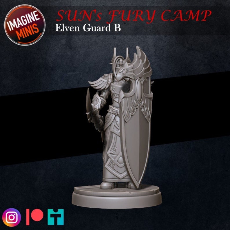 Op de afbeelding: Een grijs plastic miniatuurfiguur van een elfenkrijger die een zwaard en schild vasthoudt. De elf draagt ​​een harnas en een helm met een gevederde kam. De miniatuur staat op een ronde basis. De tekst "Sun's Fury Camp Elven Guard B" is zichtbaar op de achtergrond.