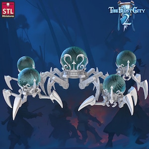 Può includere: Quattro creature a forma di ragno stampate in 3D, di colore argento, con sfere turchesi sulla testa. Le sfere presentano disegni intricati e sono circondate da una corona argentata. Le creature hanno più gambe e sono in una posa minacciosa. Il testo "The Frost City 2" è visibile sullo sfondo.