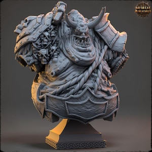 Könnte beinhalten: Detaillierte graue Büste einer monströsen Kreatur mit Hörnern und einem grotesken Gesicht. Die Büste weist verzierte Rüstungen, Schädel und Seildetails auf. Das Daybreak Miniatures-Logo ist oben rechts sichtbar.