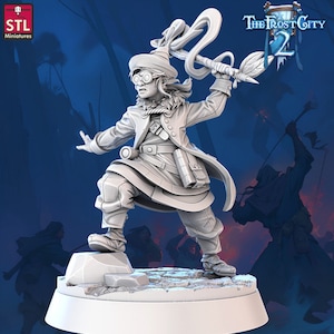 Puede incluir: Una miniatura impresa en 3D blanca de un personaje del juego The Frost City 2. El personaje lleva un sombrero, gafas y una capa larga. Sostiene un bastón con una cinta giratoria unida a él. El personaje está de pie sobre una base redonda.