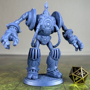 Könnte beinhalten: Eine graue Plastik-Roboter-Miniatur mit einem stacheligen Kopf, großen Armen und einem detaillierten Design. Der Roboter steht auf einem runden Sockel.