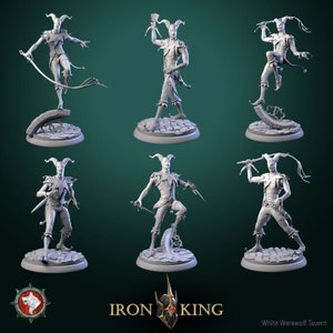 以下が含まれることがあります： 角のある道化師のミニチュアフィギュアの6つの異なるポーズ。灰色の塗装が施され、短剣とムチを持っています。道化師は、石畳のデザインの円形の台座の上に立っています。ミニチュアはIron Kingゲームからのものです。