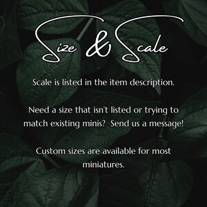 Puede incluir: Texto sobre un fondo de hojas verdes oscuras que dice "Size & Scale". El texto debajo dice "La escala se indica en la descripci&oacute;n del art&iacute;culo. &iquest;Necesitas un tama&ntilde;o que no est&eacute; listado o est&aacute;s intentando hacer coincidir las miniaturas existentes? &iexcl;Env&iacute;anos un mensaje! Los tama&ntilde;os personalizados est&aacute;n disponibles para la mayor&iacute;a de las miniaturas."