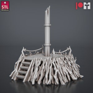 Puede incluir: Un modelo impreso en 3D de una plataforma de madera con un poste alto y delgado en el centro. La plataforma está rodeada por un anillo de estacas de madera y tiene un conjunto de escaleras que conducen a ella.