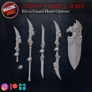 Op de afbeelding: Een set van vijf 3D-geprinte miniatuurwapens voor tabletop role-playing games. De set bevat vier zwaarden en een schild met een adelaarontwerp. De wapens zijn gemaakt van grijs plastic. De tekst "SUN'S FURY CAMP Elven Guard Hand Options" is bovenaan de afbeelding gedrukt.