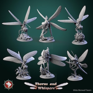 Puede incluir: Conjunto de seis miniaturas pintadas en gris de libélulas con jinetes. Cada libélula está posada sobre una base circular con un diseño floral esculpido. Los jinetes son figuras femeninas con cabello y ropa fluidos. El texto "Thorns and Whispers" está impreso debajo de las miniaturas.