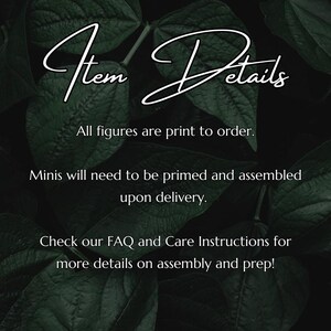 Pode incluir: Texto sobreposto em um fundo de folhas verdes escuras com as palavras "Item Details" em uma fonte de escrita &agrave; m&atilde;o. O texto diz: "Todas as figuras s&atilde;o impressas por encomenda. As miniaturas precisar&atilde;o ser preparadas e montadas ap&oacute;s a entrega. Consulte nossas perguntas frequentes e instru&ccedil;&otilde;es de cuidados para obter mais detalhes sobre a montagem e o preparo!"