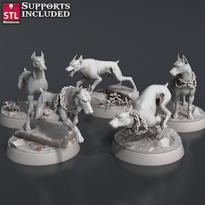 Puede incluir: Cinco figuras de perro en miniatura impresas en 3D, en varias poses. Los perros están encadenados y parecen gruñir o rugir. Las figuras están impresas en gris claro y se colocan sobre bases circulares.