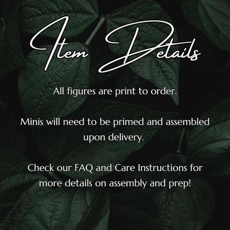 K&ouml;nnte beinhalten: Bild mit Text auf dunklem gr&uuml;nem, bl&auml;ttrigem Hintergrund. Der Text lautet "Item Details" in einer kursiven Schriftart. Zus&auml;tzlicher Text besagt, dass Figuren auf Bestellung gedruckt werden und vor der Auslieferung grundiert und montiert werden m&uuml;ssen. Es verweist auch auf die FAQ.