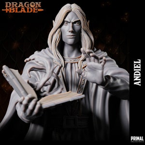 Puede incluir: Una estatua de resina pintada de gris de un elfo masculino con el pelo largo y blanco, que lleva una túnica oscura y sostiene un libro abierto. La estatua se titula "Andiel" y forma parte de la colección Dragon Blade.