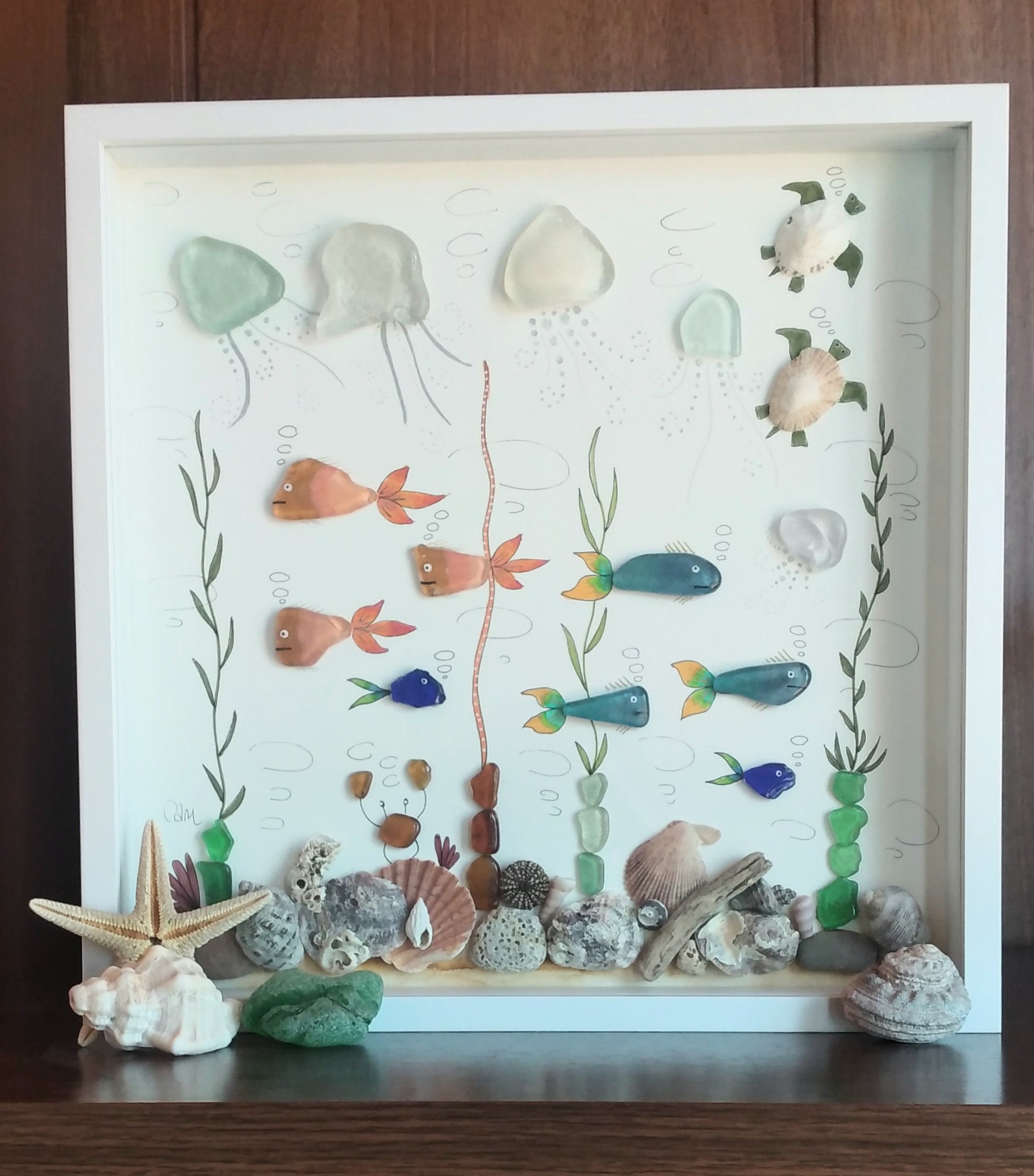 シーグラスの魚と海底 - シーグラスと小石の絵画 - ユニークな