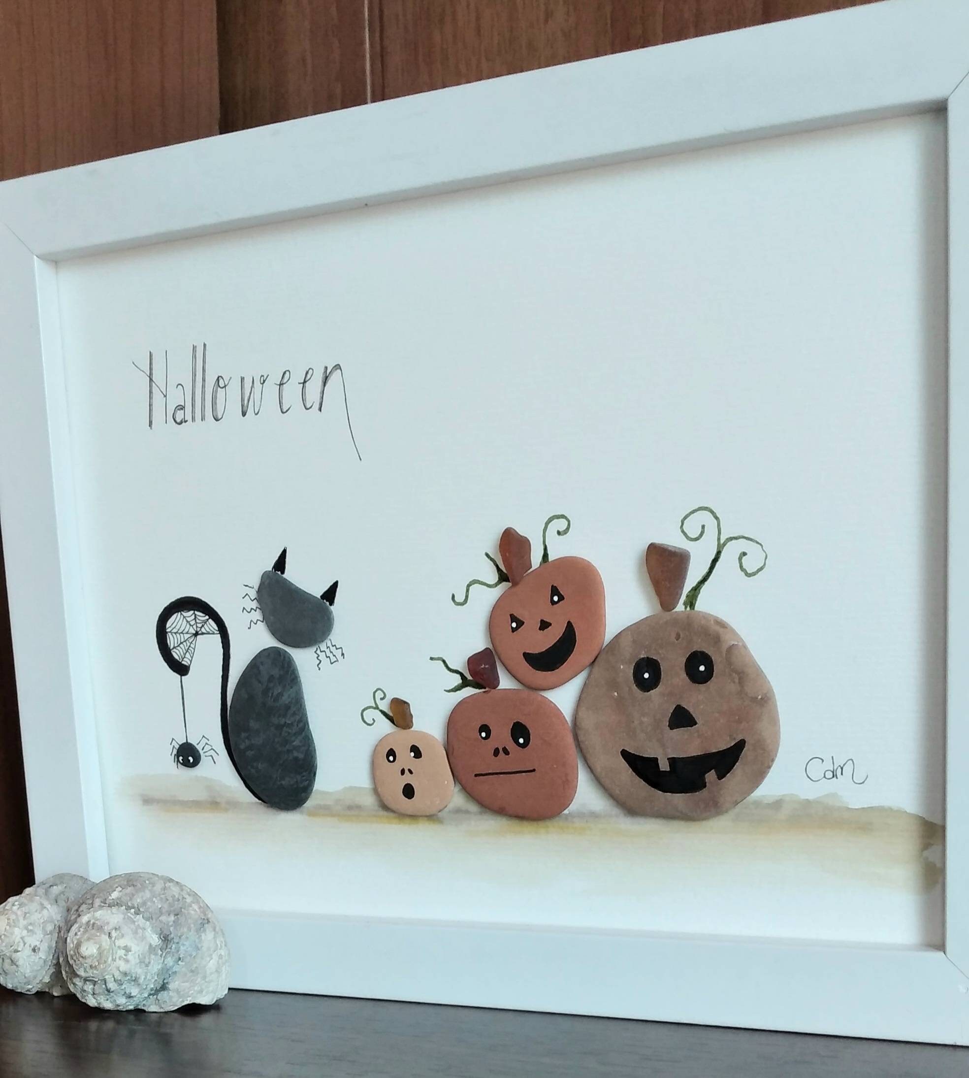 ハロウィン - シーグラスと小石の絵画 - ユニークな手作りの額縁