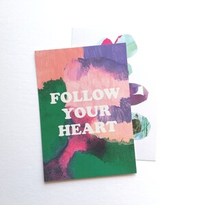 Ermutigende Follow Your Heart Spruch Postkarte, Inspirierender A6 Kunstdruck Print, Motivierende Retro Geburtstagskarte, Bunte Wandkunst