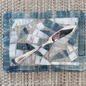 bordure tourbillonnante bleue avec assiette à fromage en verre fondu bleu clair et blanc - couteau inclus