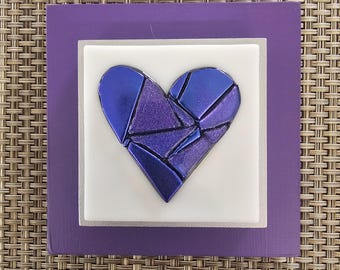 Cuadro de vidrio dicroico fusionado con forma de corazón morado sobre vidrio blanco y marco morado, obra de arte mural de Gary Levin Glass #GaryLevinGlass
