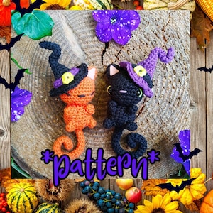 Può includere: Due giocattoli di gatto di Halloween all'uncinetto che indossano cappelli da strega. Un gatto è arancione e l'altro è nero. I gatti sono seduti su una superficie di legno con decorazioni autunnali intorno a loro. Il testo *Pattern* è scritto in lettere bianche su uno sfondo viola.