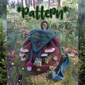 Può includere: Uno zaino all'uncinetto marrone con una grande patta a forma di foglia verde e chiusura con bottone in legno. La borsa è decorata con funghi all'uncinetto, texture simili al muschio e una piccola rana. La parola *pattern* è visibile.
