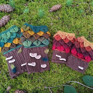 Puede incluir: Guantes sin dedos de ganchillo en tonos marr&oacute;n, verde y rojo, que representan una escena de bosque. Los guantes presentan un dise&ntilde;o texturizado con detalles en forma de hojas y acentos de setas, sobre un fondo de musgo.